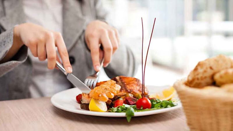 آداب غذا خوردن و حضور در رستوران